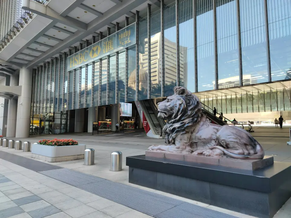 a statue of a lion in front of a building